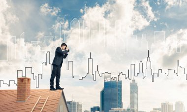 Genç işadamı görüntüleme cityscape