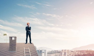 Takım elbiseli genç işadamı