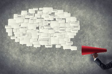 adam trompet yapma duyuruda