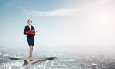 Garson tepsi kadın üzerinde sunulması