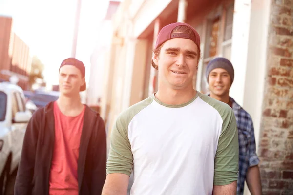 Teenager-Freunde mit Skateboards — Stockfoto