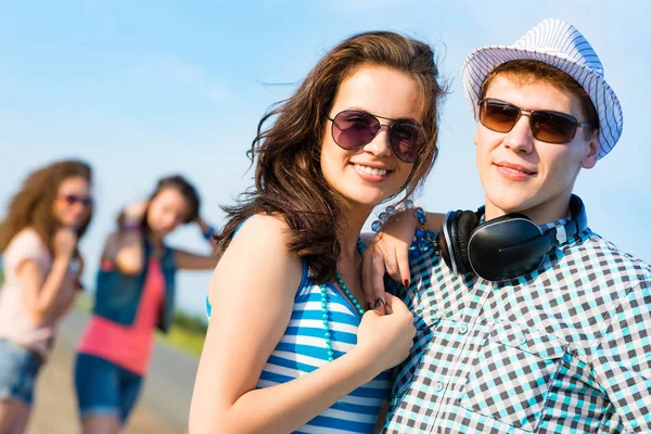 Jovem casal se divertindo — Fotografia de Stock