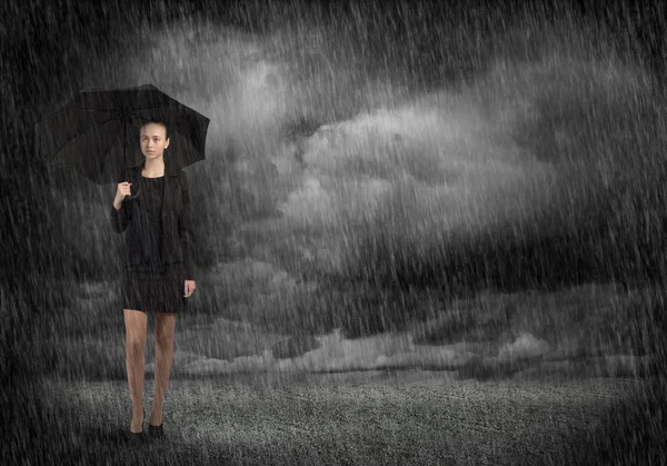 Jeune femme d'affaires avec parapluie — Photo