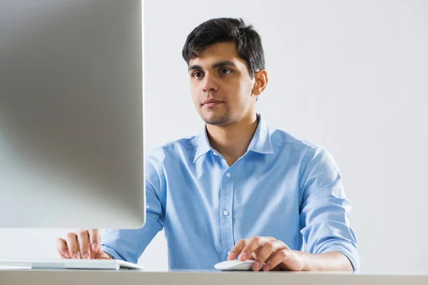 Junger Mann arbeitet am Computer — Stockfoto