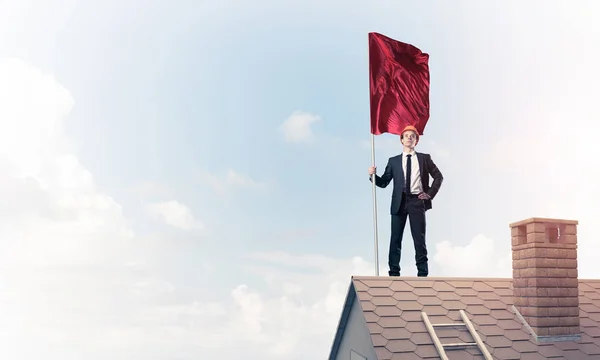 Hombre de negocios de pie en el techo de casa — Foto de Stock