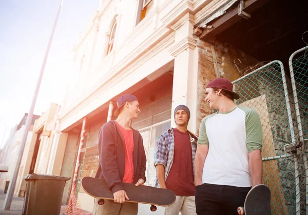 Teenager-Freunde mit Skateboards — Stockfoto