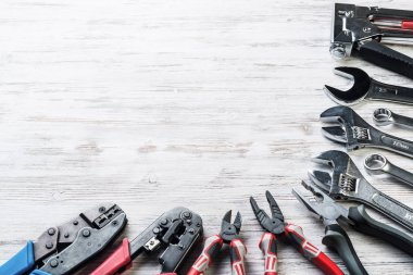 ahşap masa enstrümanlar