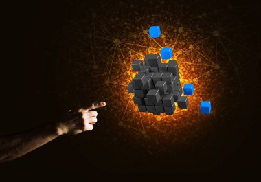 küp şekil tutan adam el