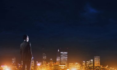 Gece parlayan city ile ilgilenen iş adamı
