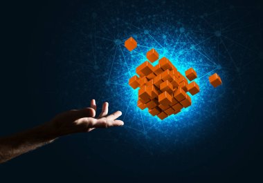 küp şekil tutan adam el