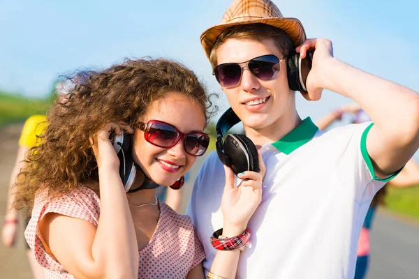 Young couple on road — Stock Photo, Image