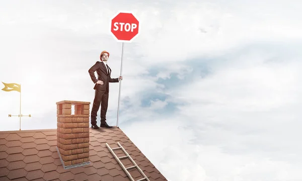 Μηχανικός άνθρωπος στέκεται πάνω σε στέγη σπιτιού — Φωτογραφία Αρχείου