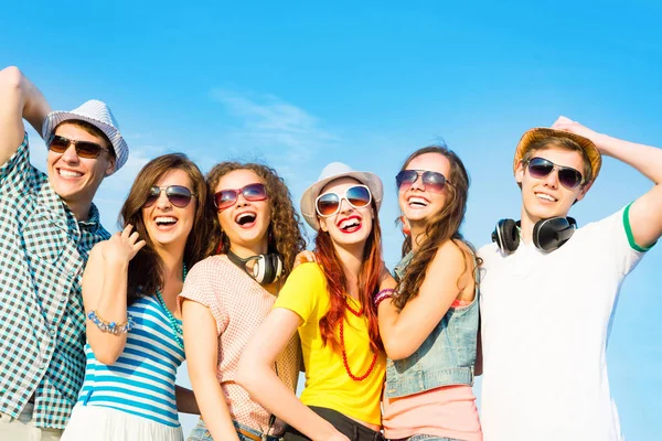 Skupina šťastných mladých lidí — Stock fotografie