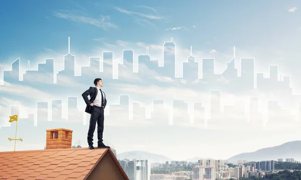 Affärsman som stående på tak — Stockfoto