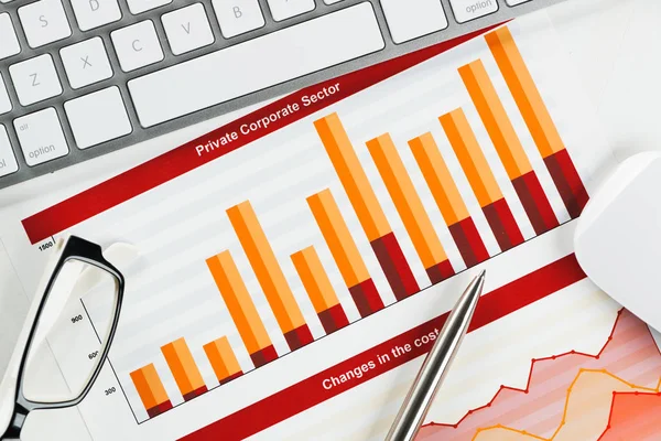 Preparing average sales report concept — Stock Photo, Image