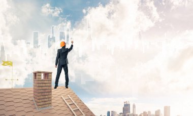 Mühendis adam arka ayakta 