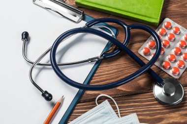 Doktorlar ahşap masa 