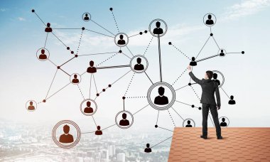 Arka ile ayakta genç adam