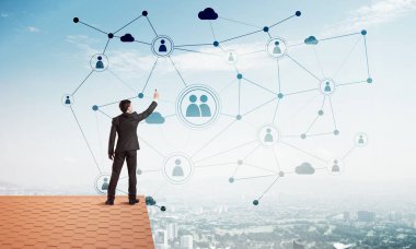 Arka ile ayakta genç adam