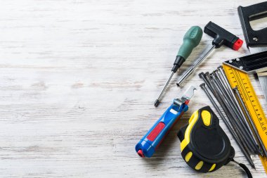 ahşap masa enstrümanlar