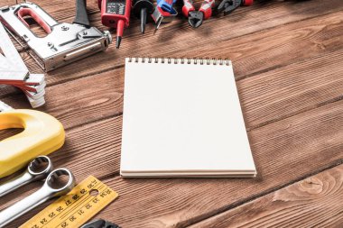 ahşap masa enstrümanlar