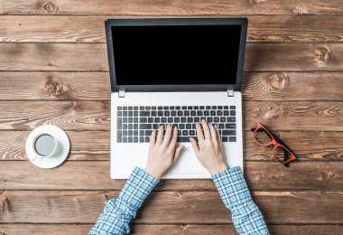 dizüstü bilgisayar kullanarak eller