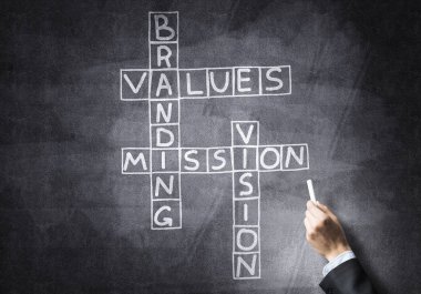 Seminer eğitmeni tahtaya resim çiziyor