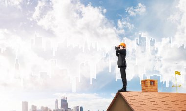 Takım elbiseli genç işadamı 