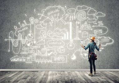 Mühendis kadın arkadan görünüm 