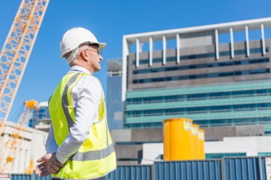 mühendis adam kask içinde 