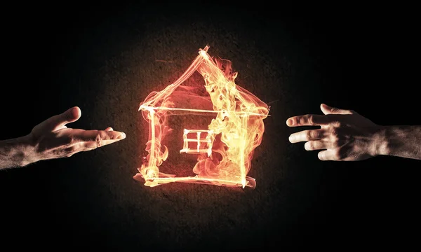 Płonący dom ikona z rąk — Zdjęcie stockowe
