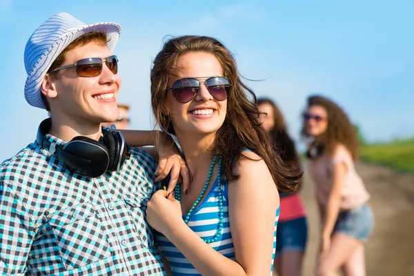 Jovem casal se divertindo — Fotografia de Stock