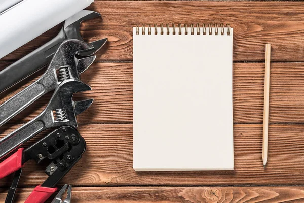 Instrumenten op houten tafel — Stockfoto