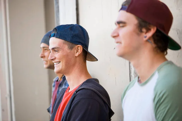 スケート ボードと 10 代の友達 — ストック写真