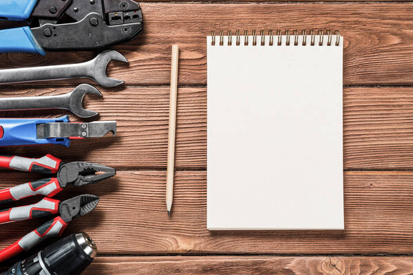 Инструменты на деревянном столе
