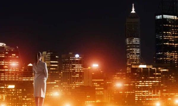 Mujer mirando la ciudad nocturna — Foto de Stock