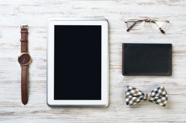 Erkek aksesuarları ve tablet 