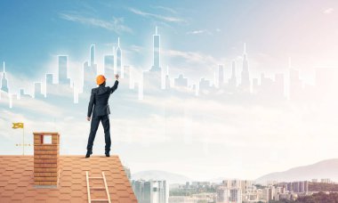 adam evin çatı sırt ile ayakta 