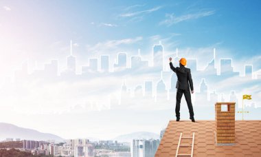 adam evin çatı sırt ile ayakta 