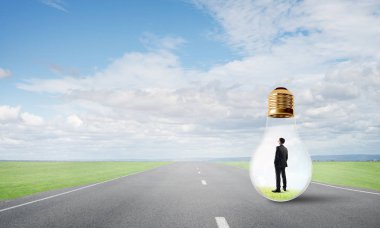 işadamı ampul içinde sıkışmış