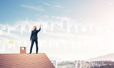 adam evin çatı sırt ile ayakta 