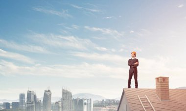 Takım elbiseli genç işadamı