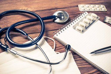 Ahşap masa üzerinde stetoskop