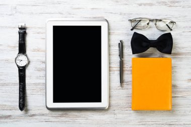 Erkek aksesuarları ve tablet 