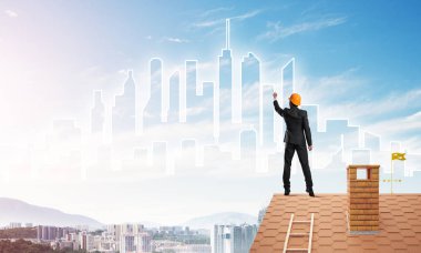 adam evin çatı sırt ile ayakta 