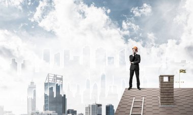 Takım elbiseli genç işadamı