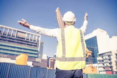 mühendis adam kask içinde 