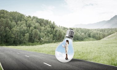 işkadını ampul içinde sıkışmış 