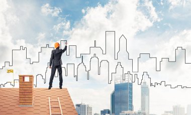 adam evin çatı sırt ile ayakta 