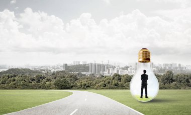 işadamı ampul içinde sıkışmış